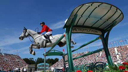 Christian Kukuk fliegt bei den Olympischen Spielen mit Schimmel Checker über ein Hindernis