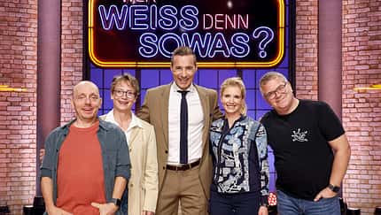 Moderator Kai Pflaume und seine Rateteam-Kapitäne Bernhard Hoëcker und Elton begrüßen in der ARD-Sendung "Wer weiss denn sowas?" die Dressurreiterin Isabell Werth und die Dressurreiterin Jessica von Bredow-Werndl.