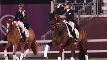 Charlotte Dujardin (links) und Jessica von Bredow-Werndl auf TSF Dalera BB (rechts) posieren nach der Medaillenzeremonie für das Einzelfinale des Dressur Grand Prix Freestyle bei den Olympischen Spielen 2020 in Tokio