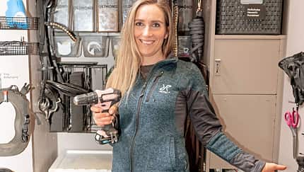 CAVALLO Frischer Wind im Spind, mit Ordnung und Kreativität mehr Platz im Stallschrank, Kristin Inhestern vor ihrem aufgepimptem Stallschrank