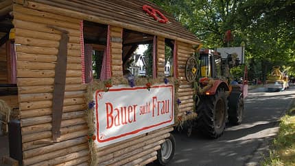 Erntewagen von "Die Bergedorfer" (Slogan: "Bauer sucht Frau") beim Erntefest-Umzug