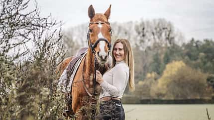 Damiana Spöckinger mit Diamiro vor herbstlicher Kulisse