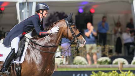 Charlotte Dujardin lobt ihr Pferd nach der Dressur-Prüfung zu den Europameisterschaften 2023