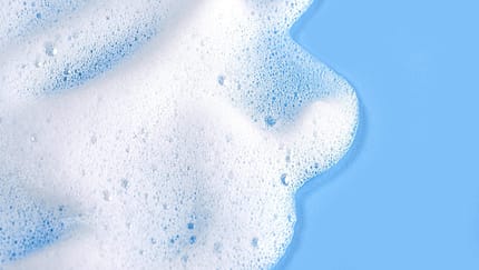 Seifen-Schaum auf blauem Untergrund