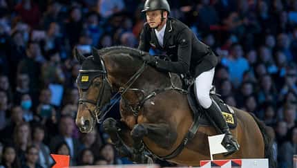 Marco Kutscher auf Van Gogh über dem Sprung während des Longines Grand Prix in Hong Kong.