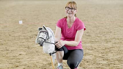 Redakteurin Kristina Hofer in Aktion beim Hobby Horsing in der Reithalle.