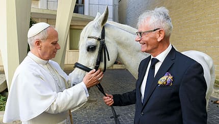 Papst Leo bekommt sein Pferd überreicht