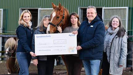 Die Pferdeklappe bekommt von der Agria-Tierversicherung einen Scheck überreicht, anlässlich der Agria-Ride-Aktion, um Pferden in Not zu helfen. 