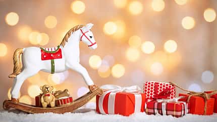 Pferde Deko, Weihnachtsgeschenke für Reiter, Weihnachten im Stall Weihnachtsdeko mit Schaukelpferd und Geschenken