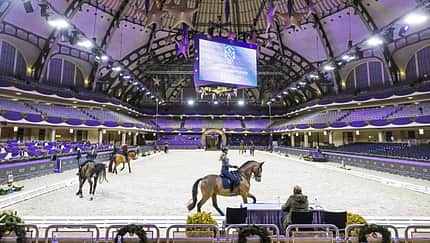 Vogelperspektive auf Dressurtraining in der Frankfurter Festhalle