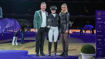 Jörg Anrecht, Isabell Werth und Kristina Anrecht auf dem Ehrenpodest zum Frankfurter Festhallenturnier