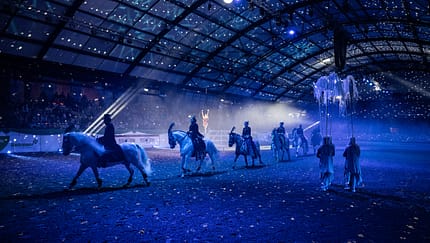 Showabend zur Nordpferd mit Reitern, Tänzern und Akrobaten