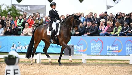 Jessica von Bredow Werndl mit Got it BB im Dressurviereck zum Pferd International München