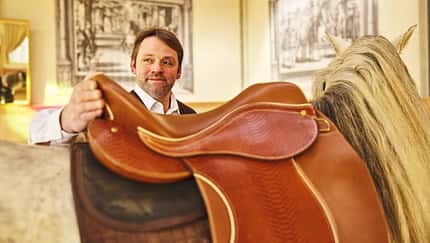 Tarquin Cosack Hofsattlerei Sattler Maßsattel Handwerk Tradition Hofsattlerei Tarquin Cosack ist Sattler und bewahrt das traditionelle Handwerk.