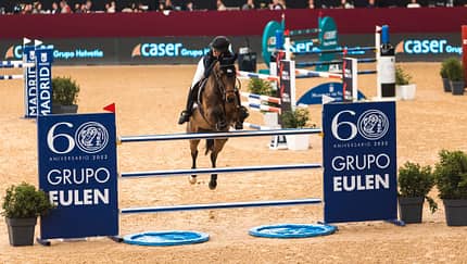 Alessandra Reich über dem Sprung während der Marques de Vargas Trophy zur Madrid Horse Week 2022