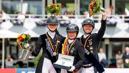 WERTH Isabell (GER), ROTHENBERG Semmieke (GER), NETZ Raphael (GER), Dressur, Dressage, Reitanlage Schloss Wocklum, Balve, Reiten, Reitsport, Equestrian, Dressurreiten, DM, Deutsche Meisterschaften, German Championships, Dressurprüfung Kl.S****, Grand Prix Kür, Freestyle, Meisterehrung, Sektdusche, Medaille BALVE - LONGINES Balve Optimum 2026 Siegerehrung