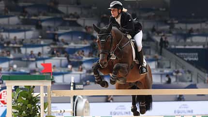 Janne Friederike Meyer-Zimmermann zur Longines Global Champions Tour Shanghai über dem Sprung