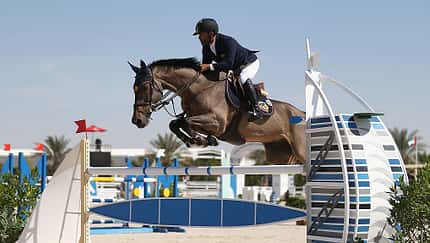 Der Reiter Omar Ghazi Khooro mit seinem Pferd über dem Sprung bei den Dubai Show Jumping Championships