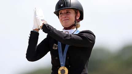 Goldmedaille, Jessica von Bredow-Werndl, Team Germany, Dressur, Olympische Spiele Paris 2024, Grand Prix Freestyle, Chateau de Versailles Jessica von Bredow-Werndl mit der Goldmedaille um dem Hals zu den Olympischen Spielen in Paris 2024