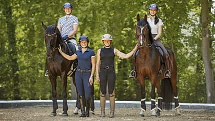 Katharina Hemmer, Gianna Regenrecht, Antonia Baumgart, Anna Den, Gruppenfoto, ridingtogether Katharina Hemmer, Gianna Regenrecht, Antonia Baumgart und Anna Den im Gruppenfoto mit zwei Pferden auf einem Reitplatz