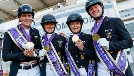 Team Germany, Dressur, Dressage, Reitstadion Soers, Aachen, Reiten, Reitsport, Equestrian, Reit-WM, FEI World Dressage Championship, Grand Prix, Medal ceremony AACHEN - FEI World Championships 2026: das deutsche Dressur-Team mit ihren Goldmedaillen um den Hals.