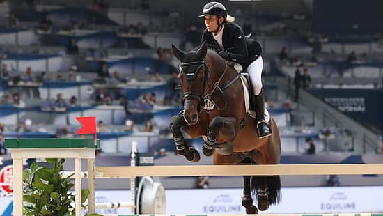 Janne Friederike Meyer-Zimmermann zur Longines Global Champions Tour Shanghai über dem Sprung