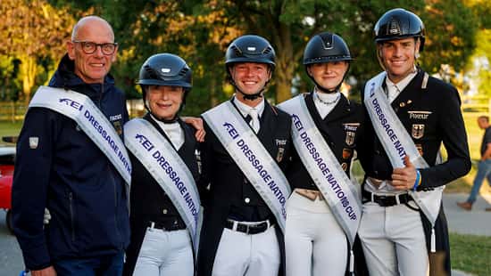Das deutsche Team in Hagen Klaus Roeser (Equipechef), Isabell Werth, Raphael Netz, Semmieke Rothenberger und Frederic Wandres mit Schärpe