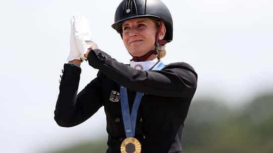 Jessica von Bredow-Werndl mit der Goldmedaille um dem Hals zu den Olympischen Spielen in Paris 2024 