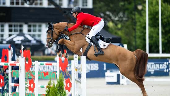 Andre Thieme und sein Pferd DSP Chakaria über dem Sprung im Seitenprofil zum Longines FEI Jumping Nations Cup in Polen.