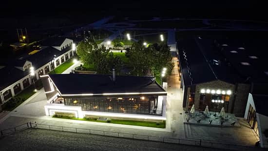 Stallgebäude und Casino v. Phoenix Riders in Prahova, Rumänien aus der Vogelperspektive bei Nacht