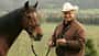 Monty Roberts, Horsemanship, Join up, Cowboy-Hut Monty Roberts mit einem braunen Pferd an der Hand