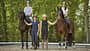 Katharina Hemmer, Gianna Regenrecht, Antonia Baumgart, Anna Den, Gruppenfoto, ridingtogether Katharina Hemmer, Gianna Regenrecht, Antonia Baumgart und Anna Den im Gruppenfoto mit zwei Pferden auf einem Reitplatz