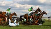 Pferde stürzen beim Hindernisrennen von Aintree