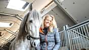 Dr. Inga Wolframm mit Pferd auf der Stallgasse 