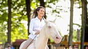 Kenzie Dysli reitet mit Halsring