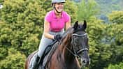 Christine Hlauscheck auf ihrem Pferd Linus im Galopp auf einer Wiese 