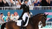 Jessica von Bredow-Werndl mit Olympischen Gold auf TSF Dalera BB zur Siegerehrung 2024