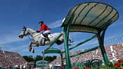 Christian Kukuk fliegt bei den Olympischen Spielen mit Schimmel Checker über ein Hindernis