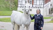 CAVALLO Vollblut, Warmblut, Herzblut, Landgestüt Marbach, Deckhengst Nasheed Al Amal mit Frau Astrid von Velsen-Zerweck