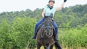 CAVALLO Eine Frage - drei Experten, Sitzlonge, Reiterin winkend auf Pferd an Longe