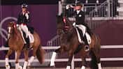 Charlotte Dujardin (links) und Jessica von Bredow-Werndl auf TSF Dalera BB (rechts) posieren nach der Medaillenzeremonie für das Einzelfinale des Dressur Grand Prix Freestyle bei den Olympischen Spielen 2020 in Tokio