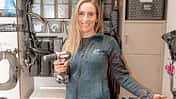 CAVALLO Frischer Wind im Spind, mit Ordnung und Kreativität mehr Platz im Stallschrank, Kristin Inhestern vor ihrem aufgepimptem Stallschrank