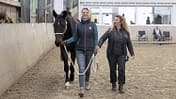 CAVALLO Boden-Dressur, Nadine Szymanski führt Pferd in Halle mit Trainerin Claudia Münch, beide von vorn CAVALLO Boden-Dressur, Nadine Szymanski führt Pferd in Halle mit Trainerin Claudia Münch, beide von vorn