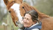Stute Pippi schmust mit Kathrin Brunner-Schwer