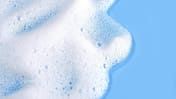 Seifen-Schaum auf blauem Untergrund