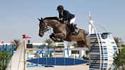 Der Reiter Omar Ghazi Khooro mit seinem Pferd über dem Sprung bei den Dubai Show Jumping Championships