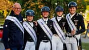Das deutsche Team in Hagen Klaus Roeser (Equipechef), Isabell Werth, Raphael Netz, Semmieke Rothenberger und Frederic Wandres mit Schärpe